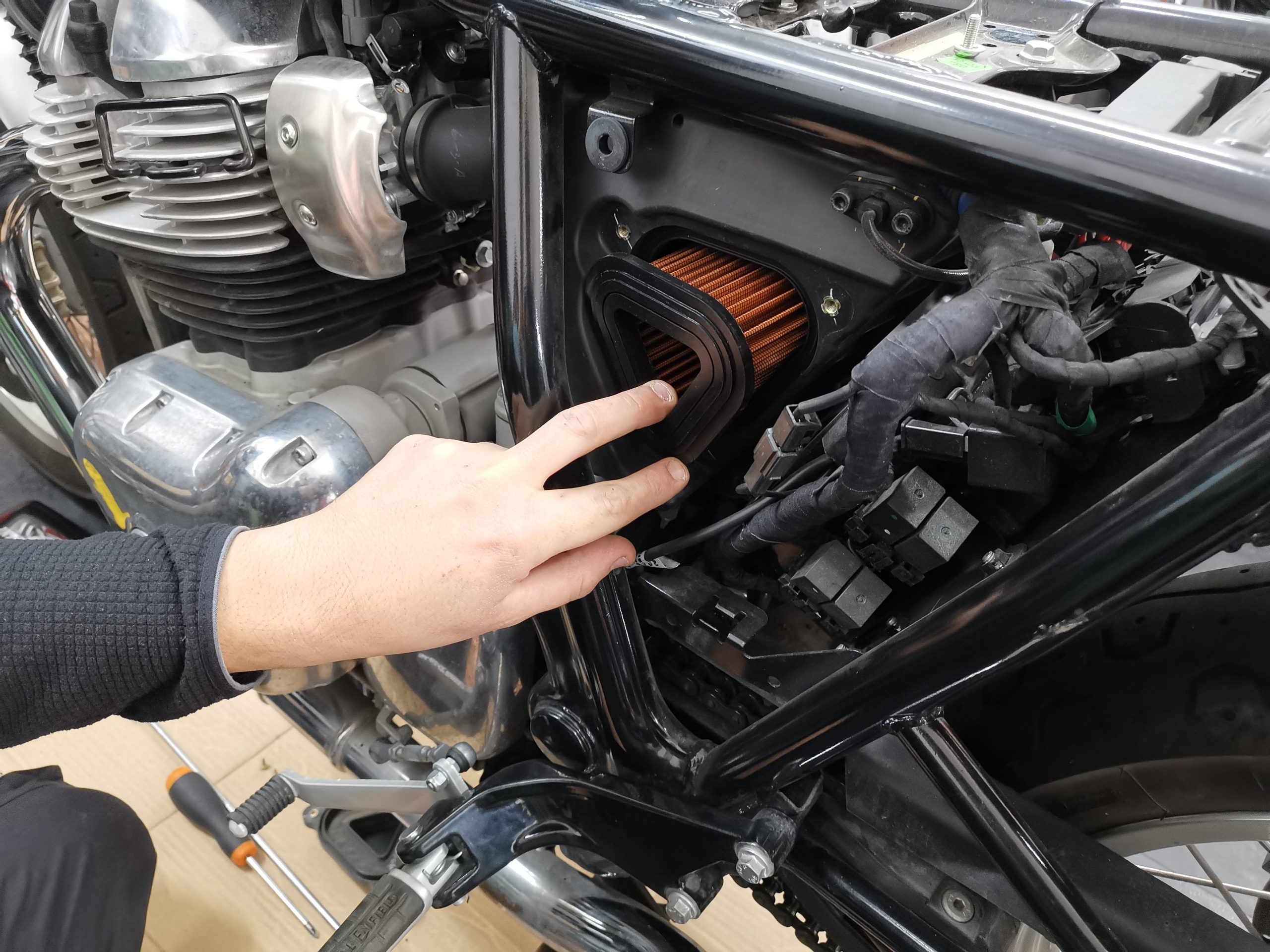 TUTORIAL how to change the air filter on the Royal Enfield Interceptor 650